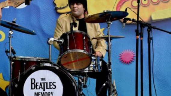 Beatles For Kids na praça central do Continente Shopping